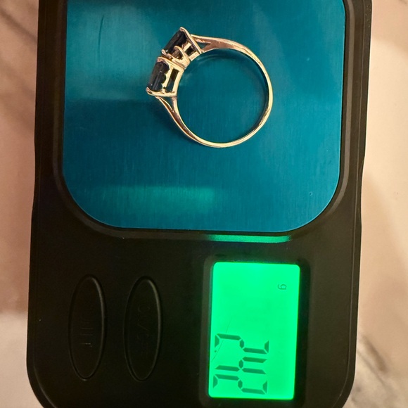 10k solid white gold ring with natural spinel - Picture 4 of 5